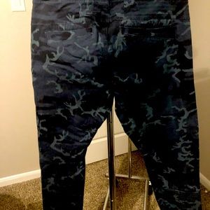 Men blue camouflage pants size SMALL mens cotton/ spandex